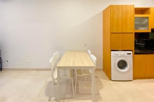 บ้านแสนอบอุ่น 3 ห้องนอน ซูดดิแมน สวีทส์ โดยทราเวลลิโอ (Super Great Homey 3BR Sudirman Suites By Travelio)0
