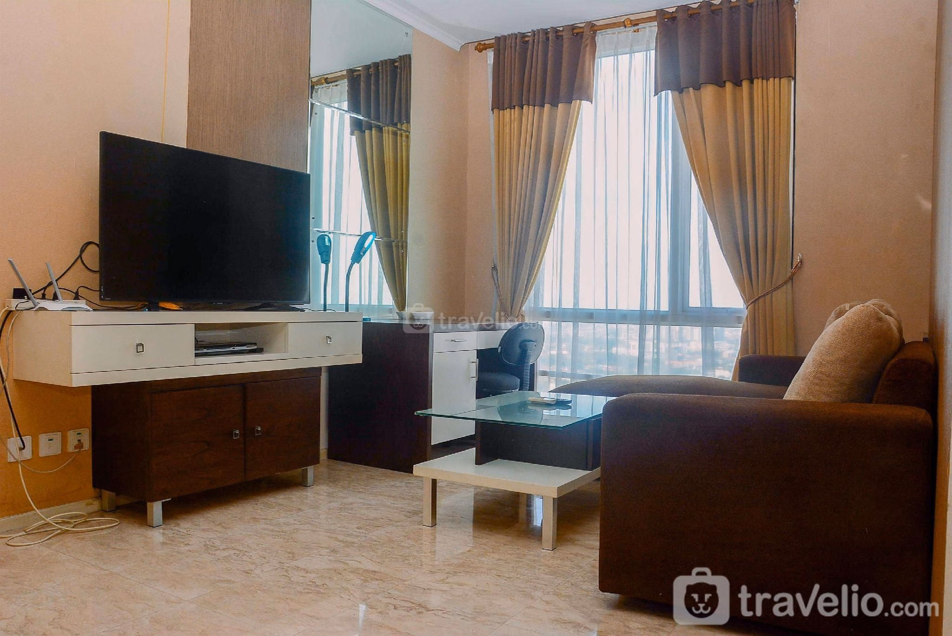 สแตรทีจิกโลเคชั่น 2BR แอท เอฟเอ็กซ์ เรสซิเดนซ์ บาย เทรเวลิโอ (Strategic Location 2BR at FX Residence By Travelio)1