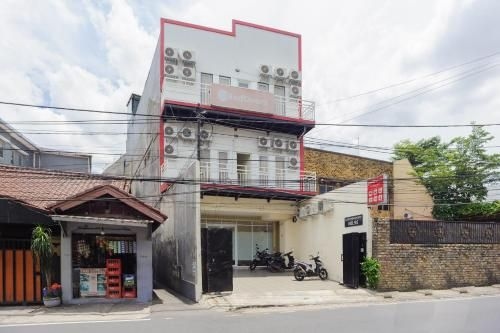 เรดดอร์ซ แอท เกอมังกิซัน รายา (RedDoorz @ Kemanggisan Raya)0