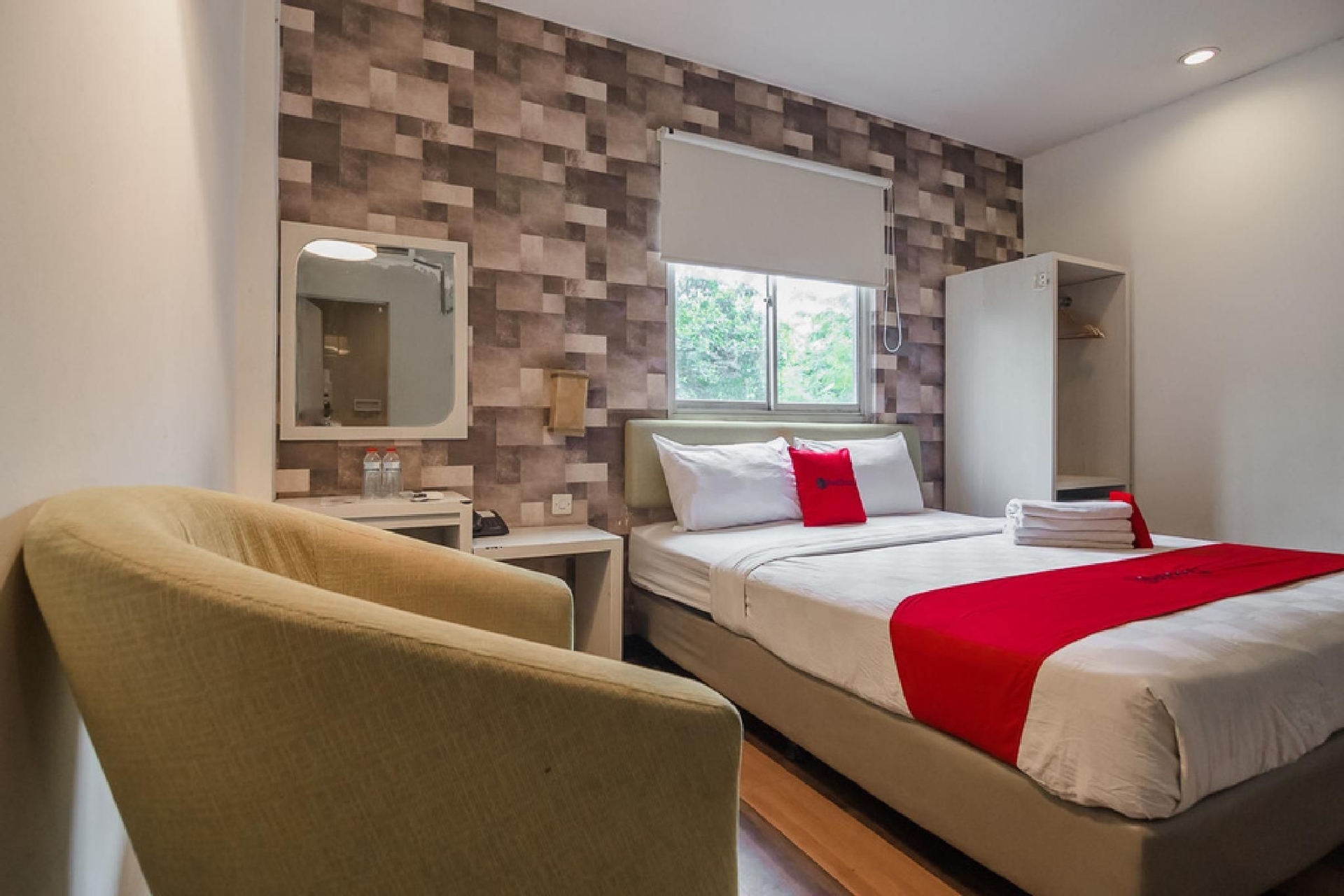 RedDoorz Plus near Mangga Besar Station 23