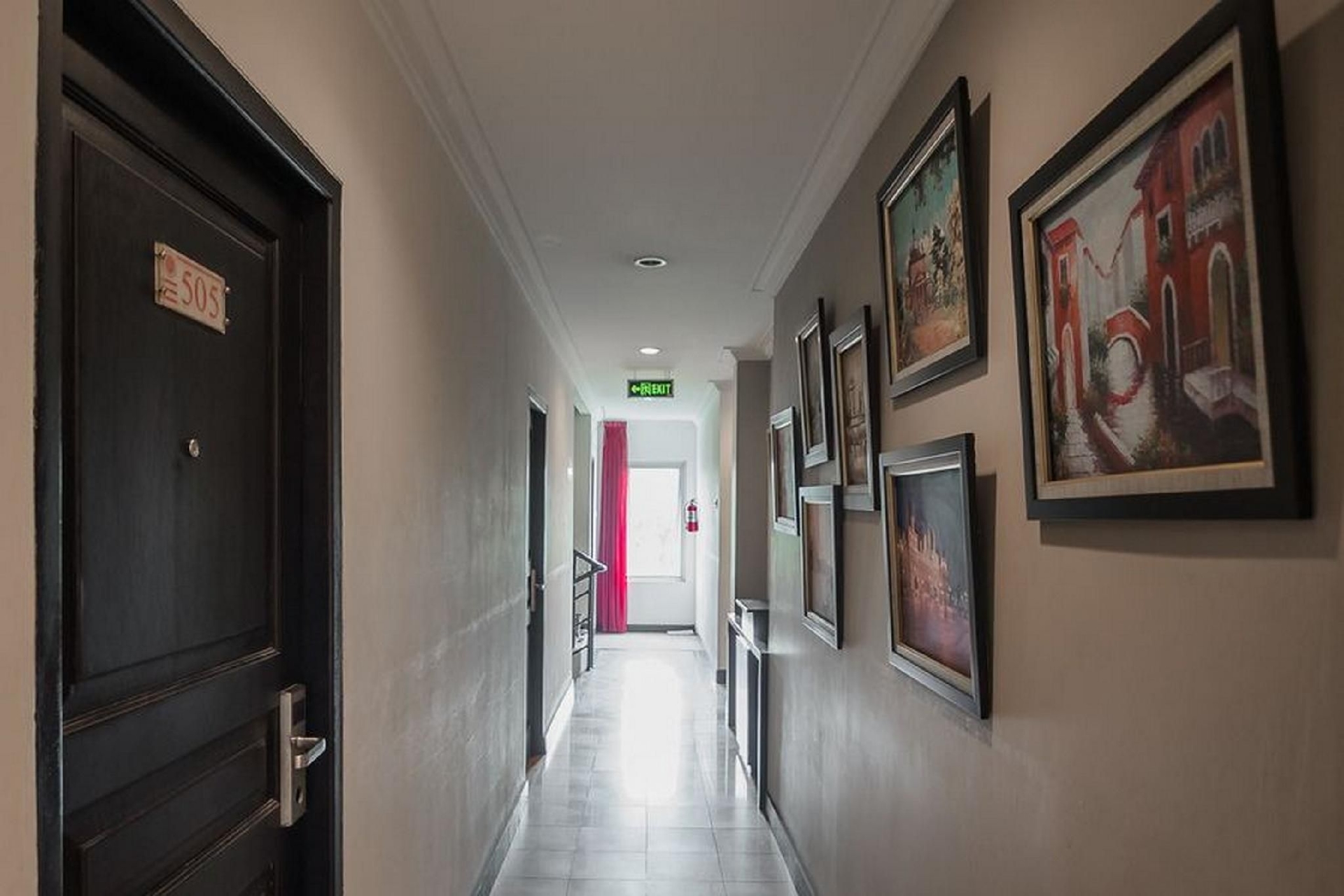 RedDoorz Plus near Mangga Besar Station 21