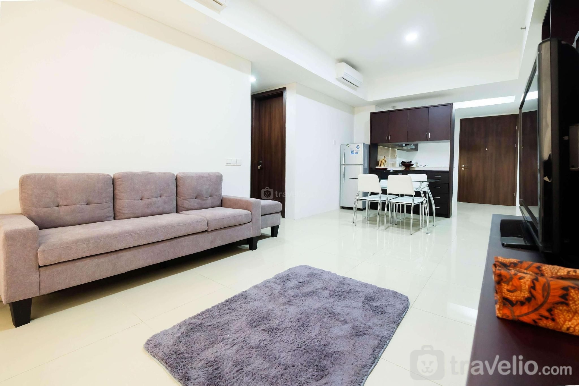 อพาร์ทเมนท์ 2 ห้องนอนพร้อมเฟอร์นิเจอร์สุดหรูที่ เคมัง วิลเลจ บาย ทราเวลลิโอ (Luxury Furnished 2BR Kemang Village Apt ByTravelio)2