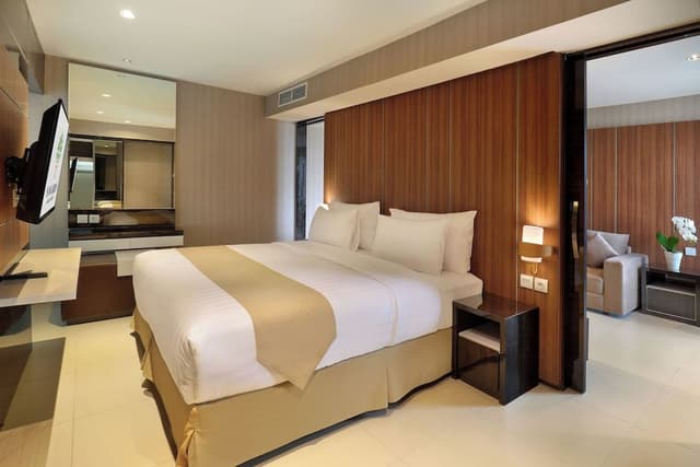 Suite, City View