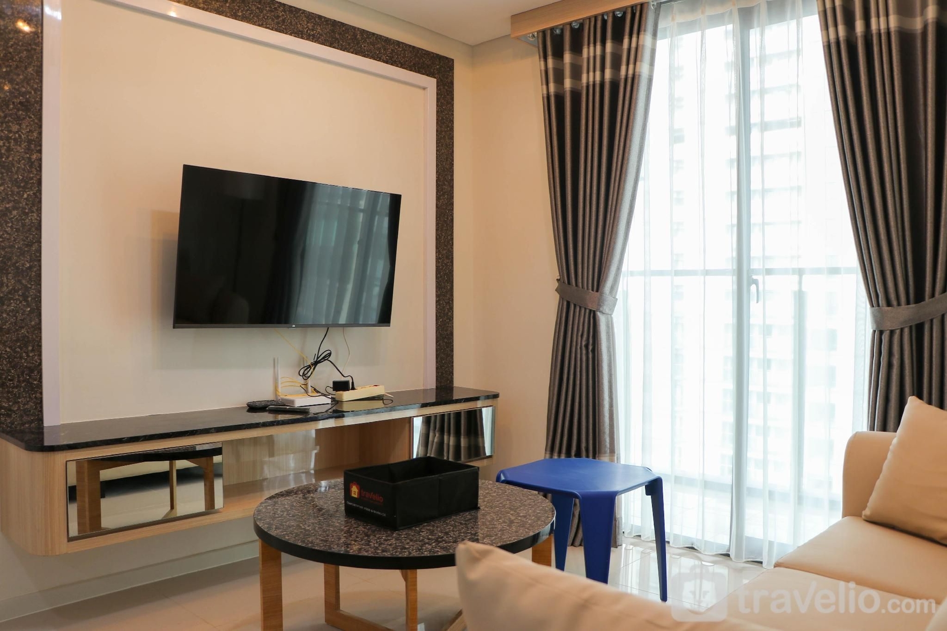 อพาร์ตเมนต์ 3 ห้องนอน สวยหรูและสะดวกสบาย ที่ดานโมกอตซิตี้ โดยเทรเวลิโอ (Elegant and Comfy 3BR Daan Mogot City By Travelio)2