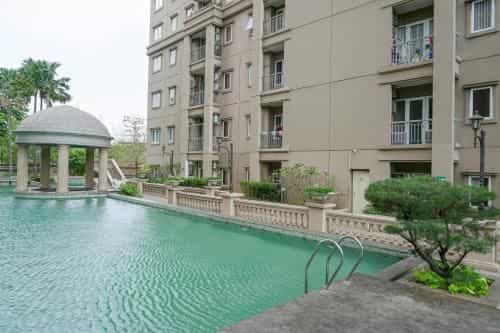 Modern 3BR Grand Palace Apartment By Travelio