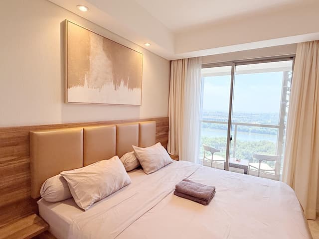 Deluxe Ocean King View with Balcony