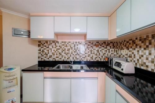 คอนโดมิเนียมหรู 3 ห้องนอน ซูดีร์มานทาวเวอร์ โดย ทราเวลลิโอ (Luxury 3BR Sudirman Tower Condominium By Travelio)0