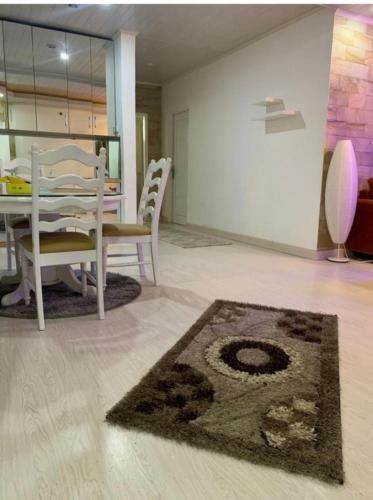 อพาร์ตเมนต์ 1 ห้องนอน 1 ห้องน้ำส่วนตัว ขนาด ตร.ม. – เสเน็น (Apartemen cempaka mas)3