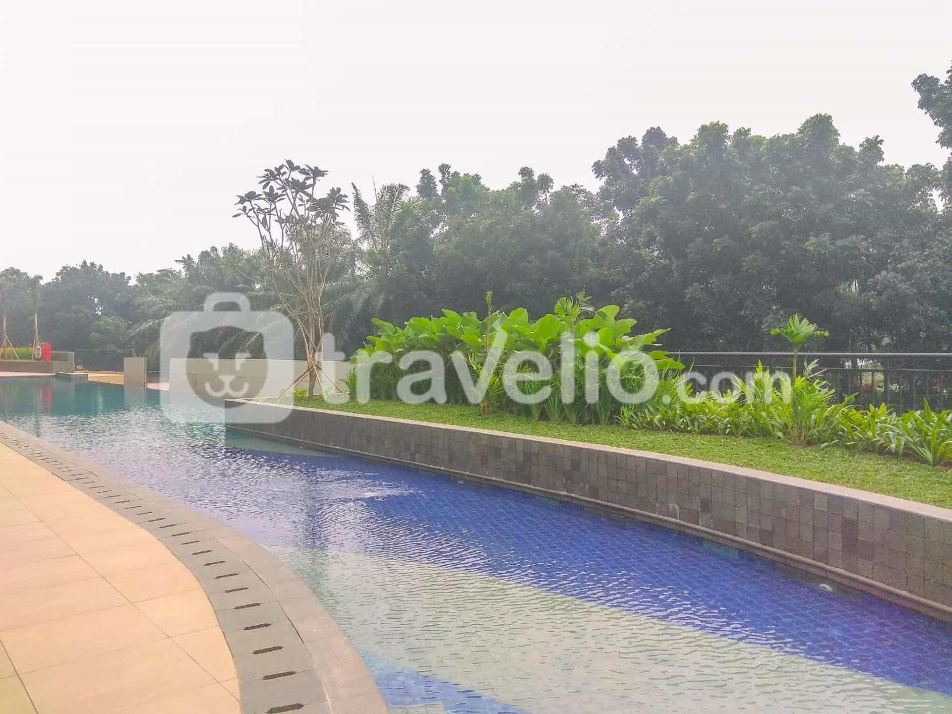 Modern Comfy 2BR Transpark Cibubur Apt By Travelio