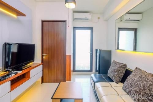 ที่พักแสนอบอุ่น 2 ห้องนอน ที่ทรานส์พาร์คจิบูบูร์ ใกล้ห้างสรรพสินค้า โดยทราเวลิโอ (Cozy 2BR Transpark Cibubur near Mall By Travelio)1