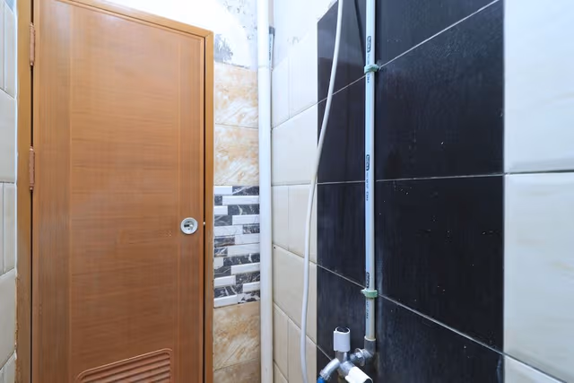 Single AC Room, Shared Bathroom
