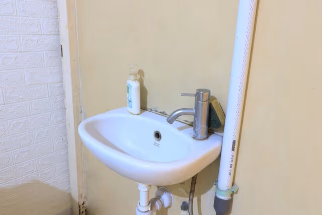Single AC Room, Shared Bathroom