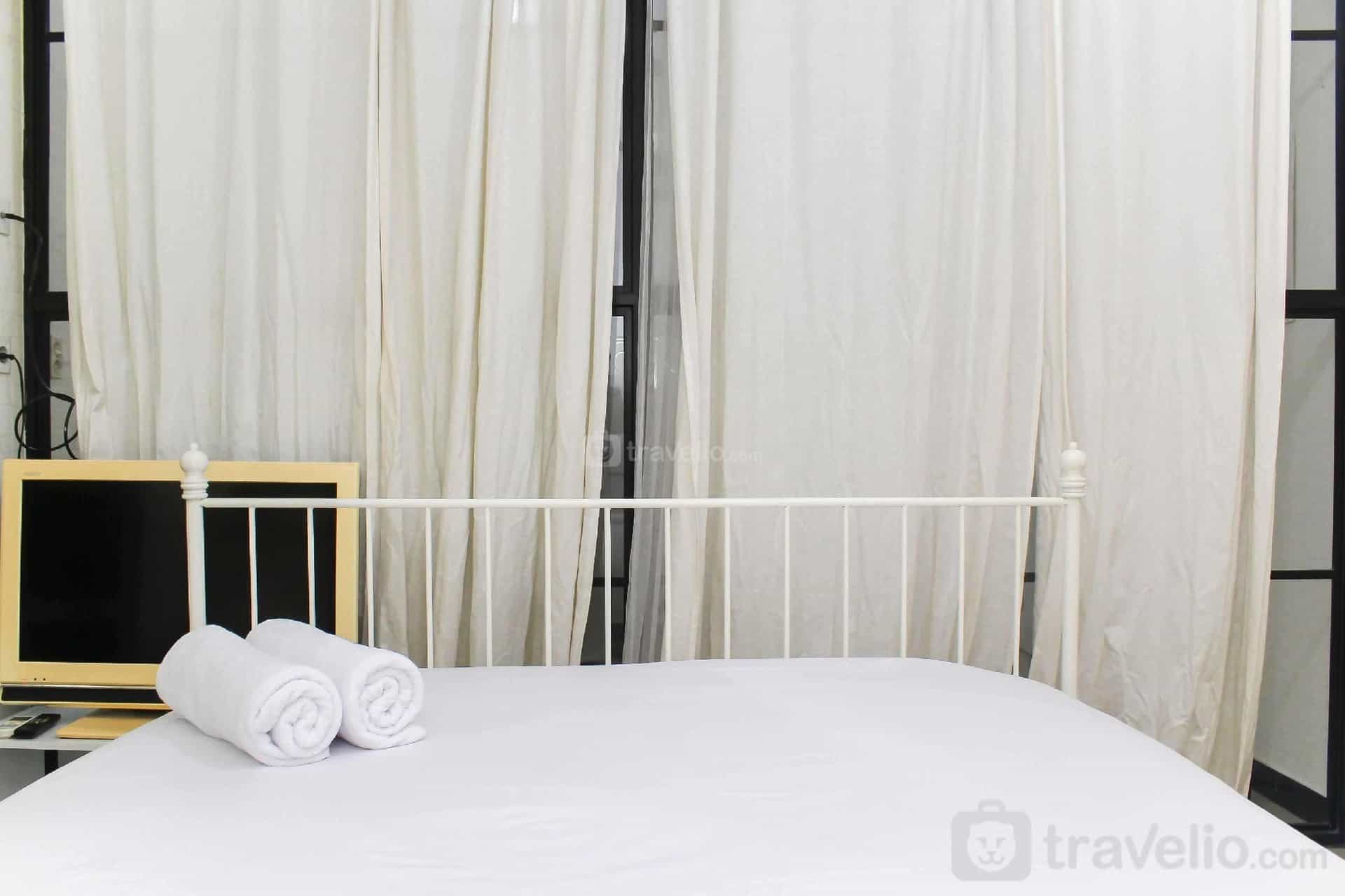 White and Nice 1BR at Bassura City Apt By Travelio White and Nice 1BR at Bassura City Apt By Travelio