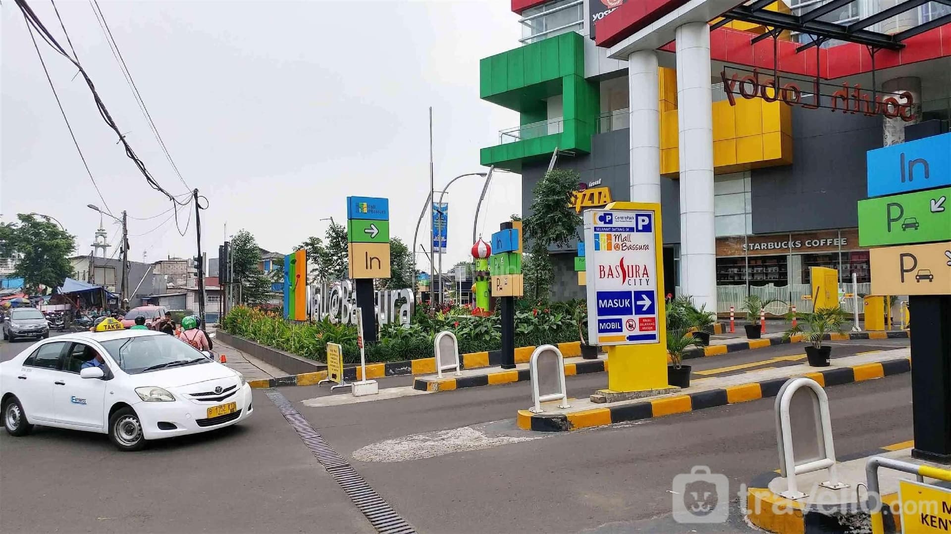 Minimalist and Warm 2BR Bassura City By Travelio Minimalist and Warm 2BR Bassura City By Travelio