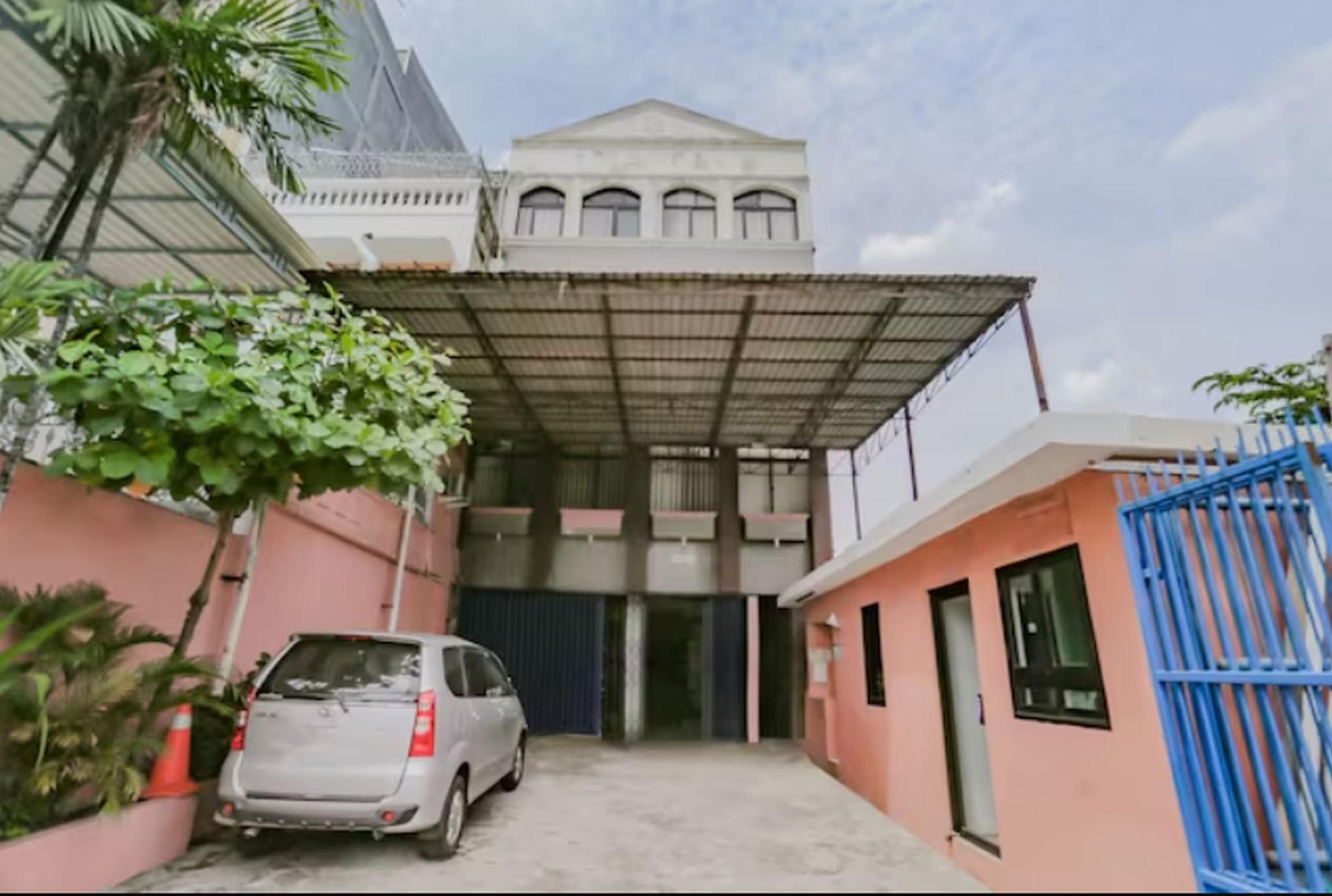 Reddoorz Syariah Near Stasiun Karet0