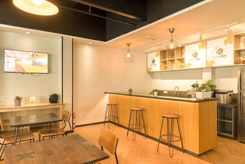 เยลโล บี ตานาห์ อาบัง (Yellow Bee Tanah Abang)1