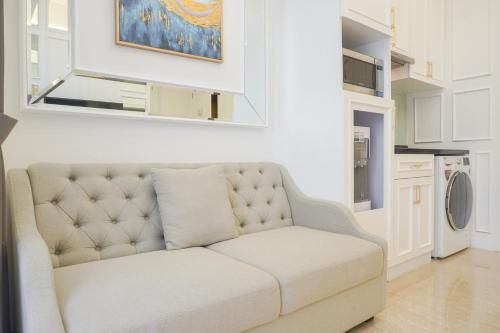 โมเดิร์นแอนด์คอมฟี่ ทูเบดรูม แอท เมนเตงพาร์ค บาย ทราเวลิโอ (Modern and Comfy 2BR at Menteng Park By Travelio)1