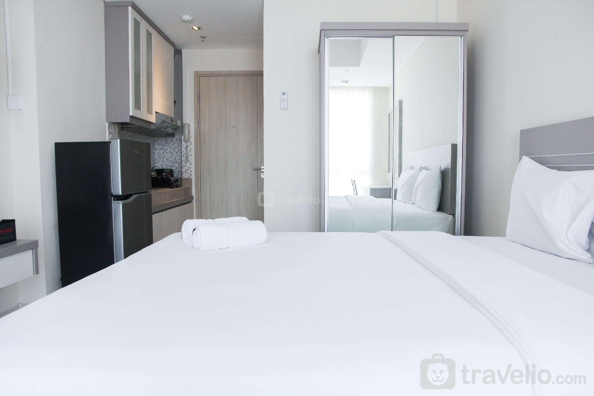 Cozy Studio Apartment @Elpis Residence By Travelio3