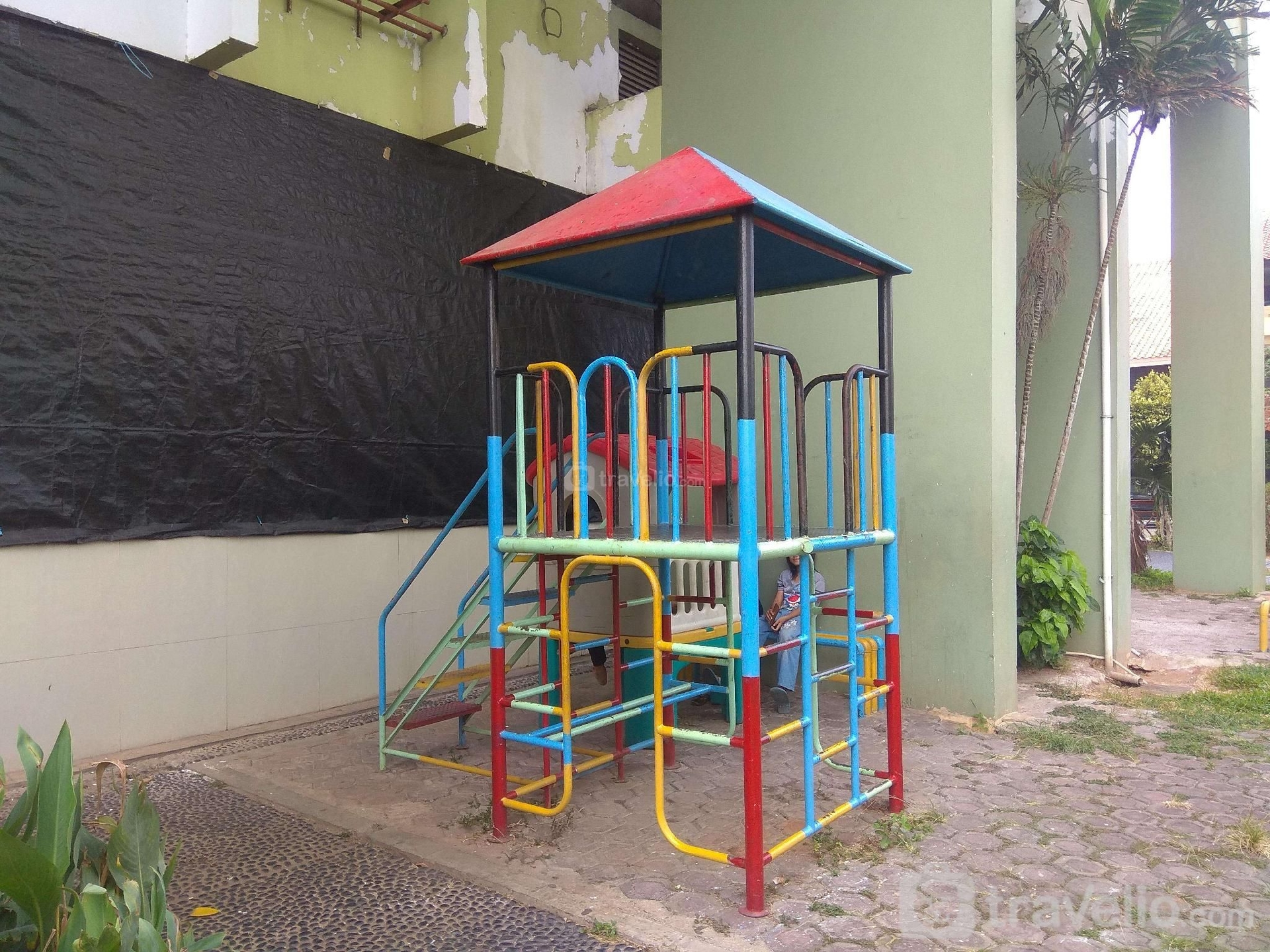 ห้องพัก 3 ห้องนอนบรรยากาศอบอุ่นที่คอนโดมิเนียม ราชาวลี โดย ทราเวลิโอ (Homey 3BR at Kondominium Rajawali By Travelio)0