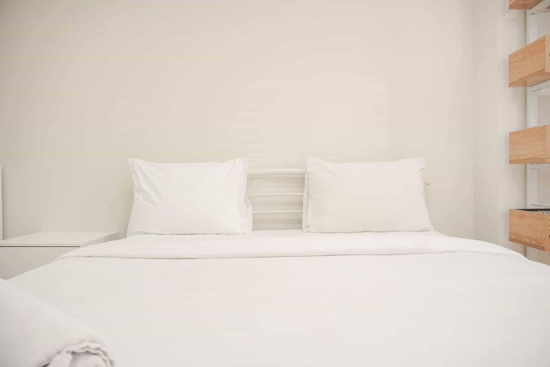 Minimalist 1BR Cinere Bellevue Suites By Travelio