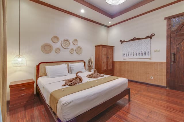 Deluxe - 1 King Bed