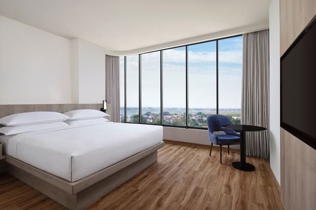 Deluxe Room, 1 King Bed, City View, Corner