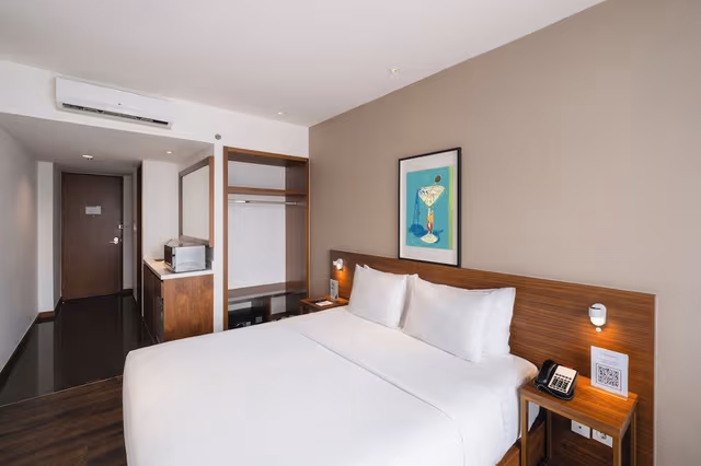 Deluxe Room (King Bed)