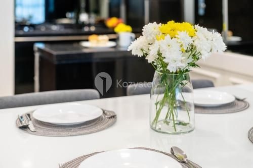อพาร์ตเมนต์ 3 ห้องนอน 2 ห้องน้ำส่วนตัว ขนาด 117 ตร.ม. – เกบาโยรัน ลามา (Castille by Kozystay - Gandaria)1