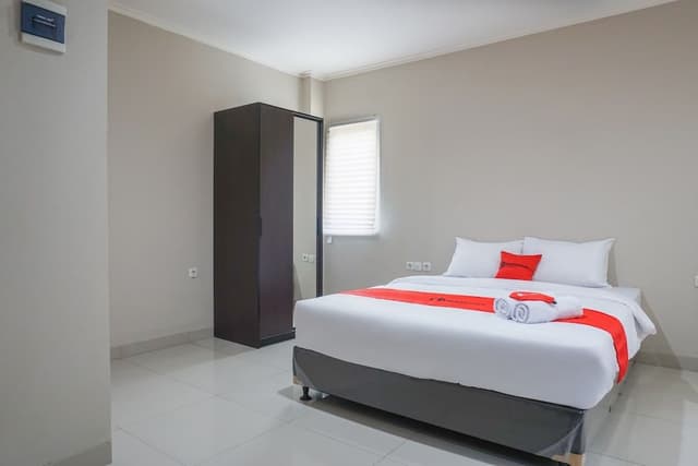 Double Room (RedDoorz)