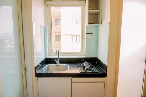 คอมฟี แอนด์ โมเดิร์น สตูดิโอ เกบากูซาน ซิตี้ บาย ทราเวลิโอ (Comfy and Modern Studio Kebagusan City By Travelio)3