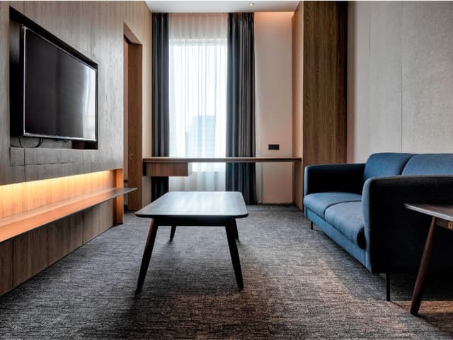 Sky Loft, 1 Bedroom Larger Suite, 1 King, Urban view, High floor