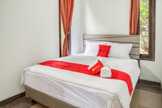 Double Room (RedDoorz)