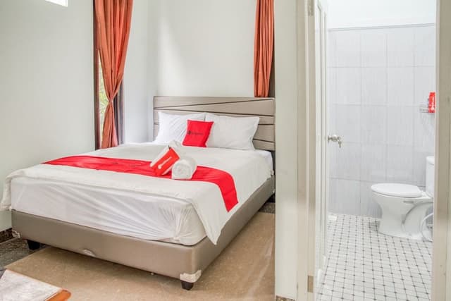 Double Room (RedDoorz)