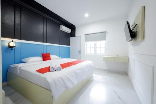 RedDoorz Plus @ Jalan Gatot Subroto Jakarta1