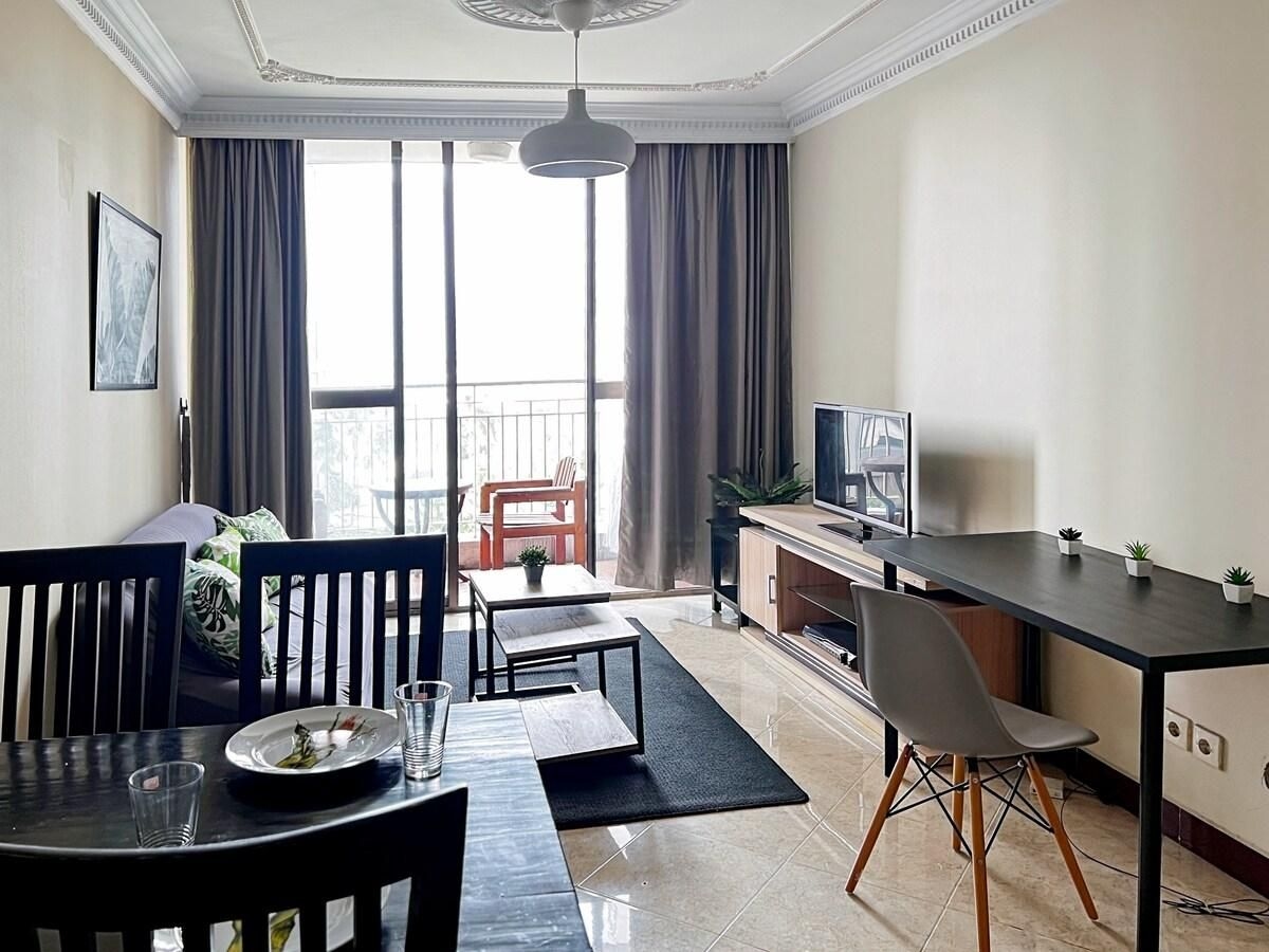 ลาร์จ แอนด์ สเตรทิจิก อพาร์ต 3 เบดรูม วิธ วายไฟ พูล (Large and Strategic Apt 3BR with WiFi & Pool)2
