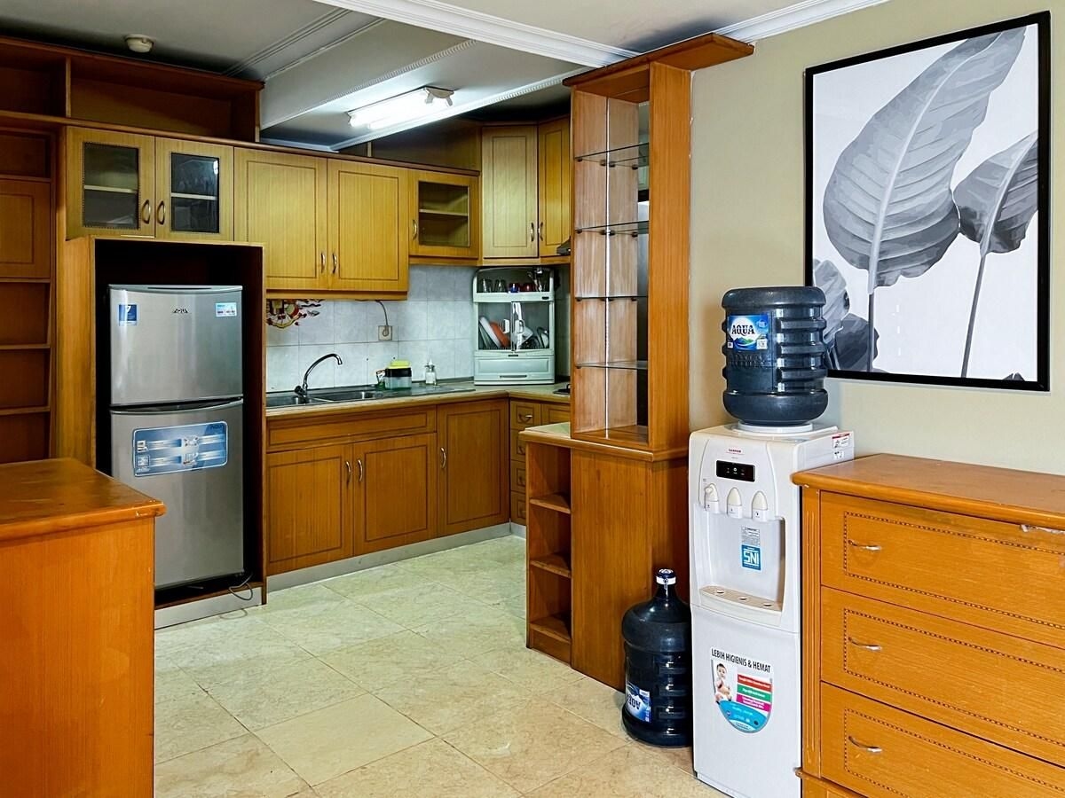ลาร์จ แอนด์ สเตรทิจิก อพาร์ต 3 เบดรูม วิธ วายไฟ พูล (Large and Strategic Apt 3BR with WiFi & Pool)0