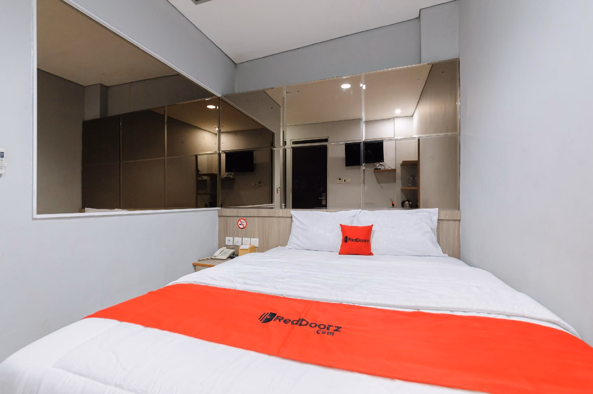 RedDoorz Plus near Grand Indonesia Jakarta1