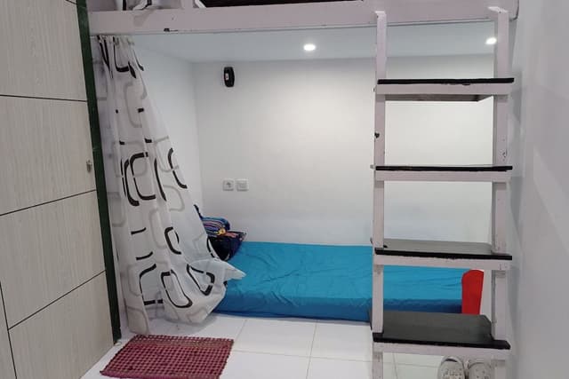 Capsule Room (Female Only)
