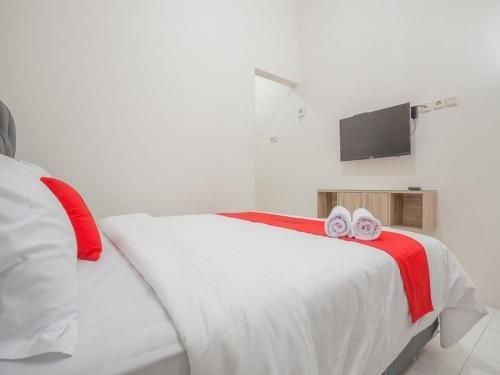 RedDoorz near Ciputra Golf Surabaya2
