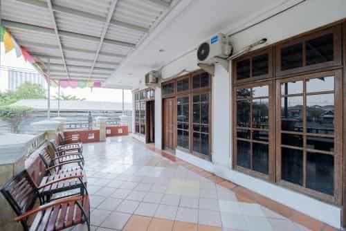 RedDoorz Plus @ Gunungsari Surabaya