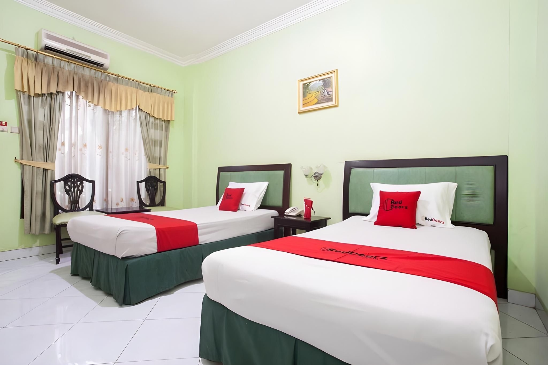 RedDoorz near Juanda International Airport4