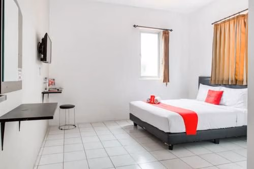 RedDoorz Plus near Galaxy Mall2