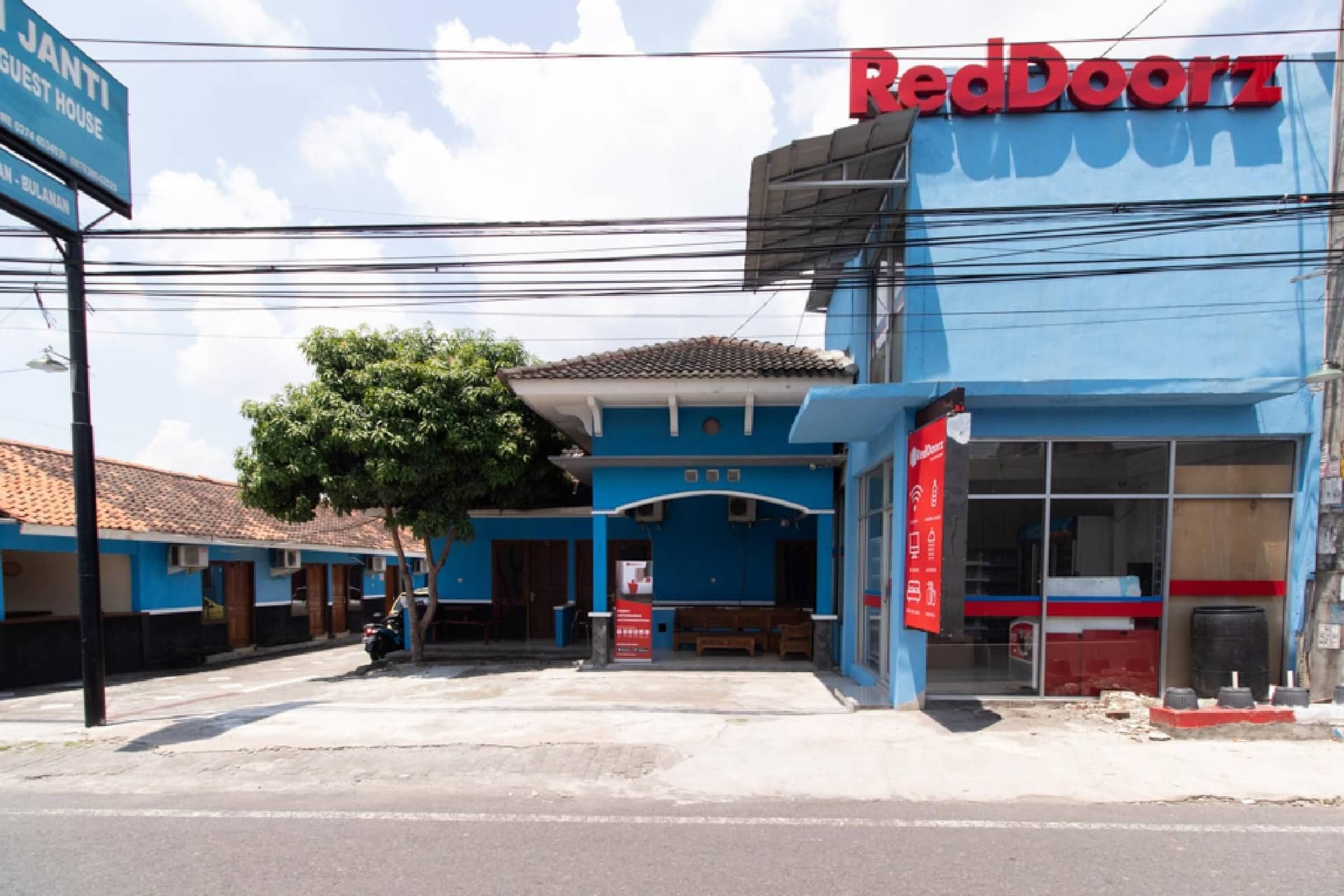 RedDoorz @ Raya Janti Yogyakarta RedDoorz @ Raya Janti Yogyakarta