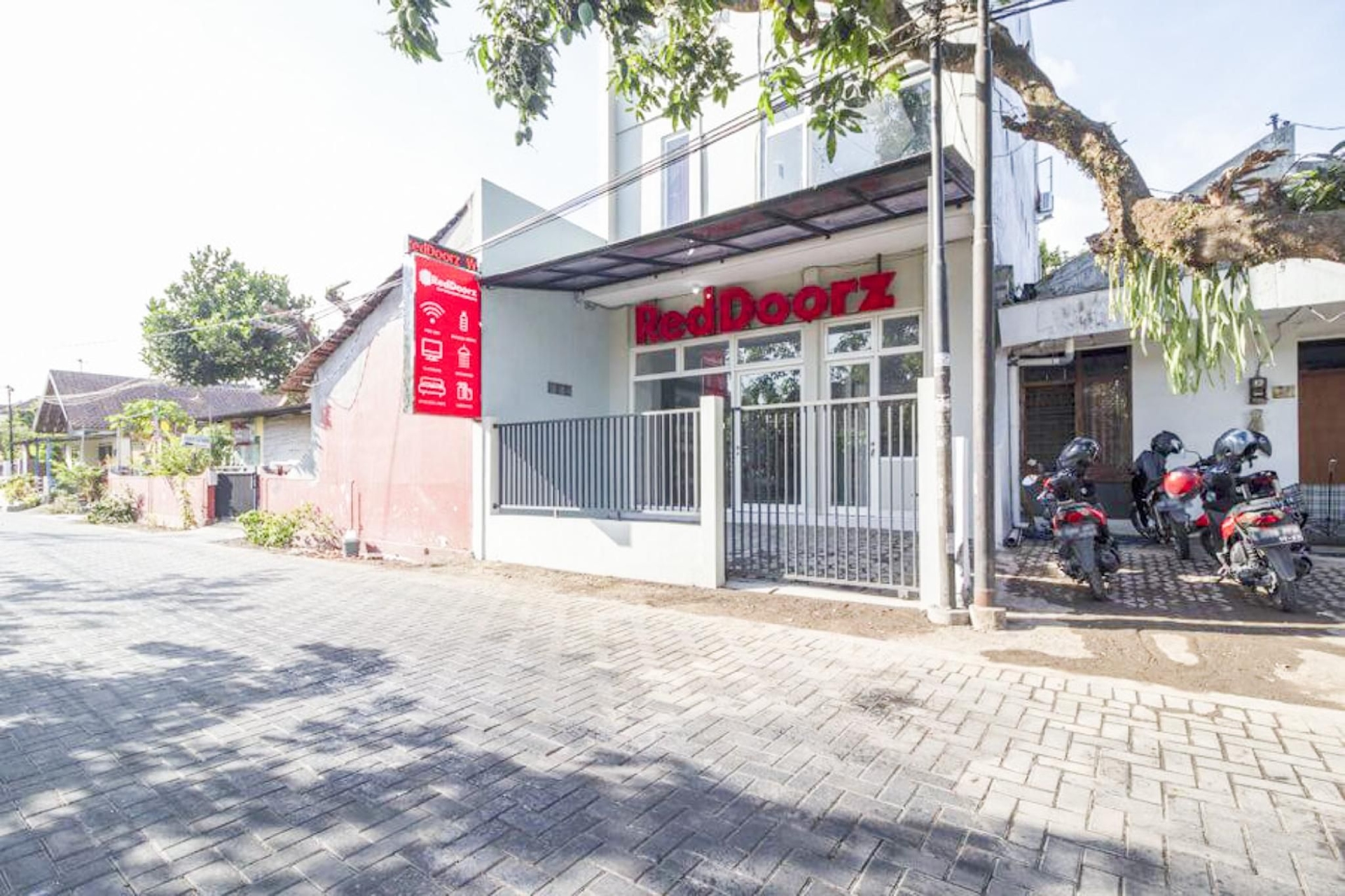เรดดอร์ซ เนียร์ คอนดงคาตูร์ บัส สเตชั่น (RedDoorz near Condongcatur Bus Station)0