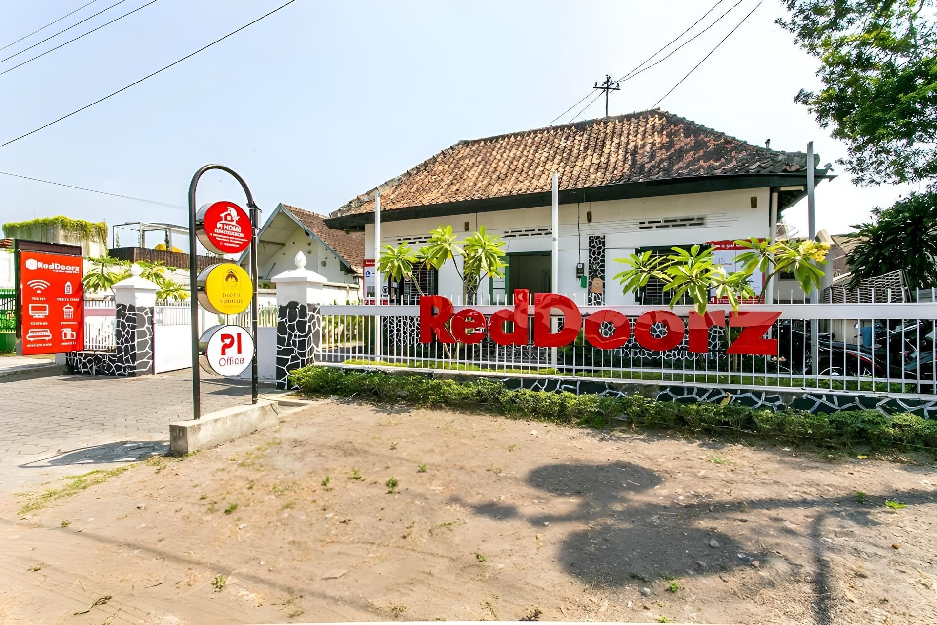 เรดดอร์ซ พลัส เนียร์ ตามัน ซารี 2 (RedDoorz Plus near Taman Sari 2)0
