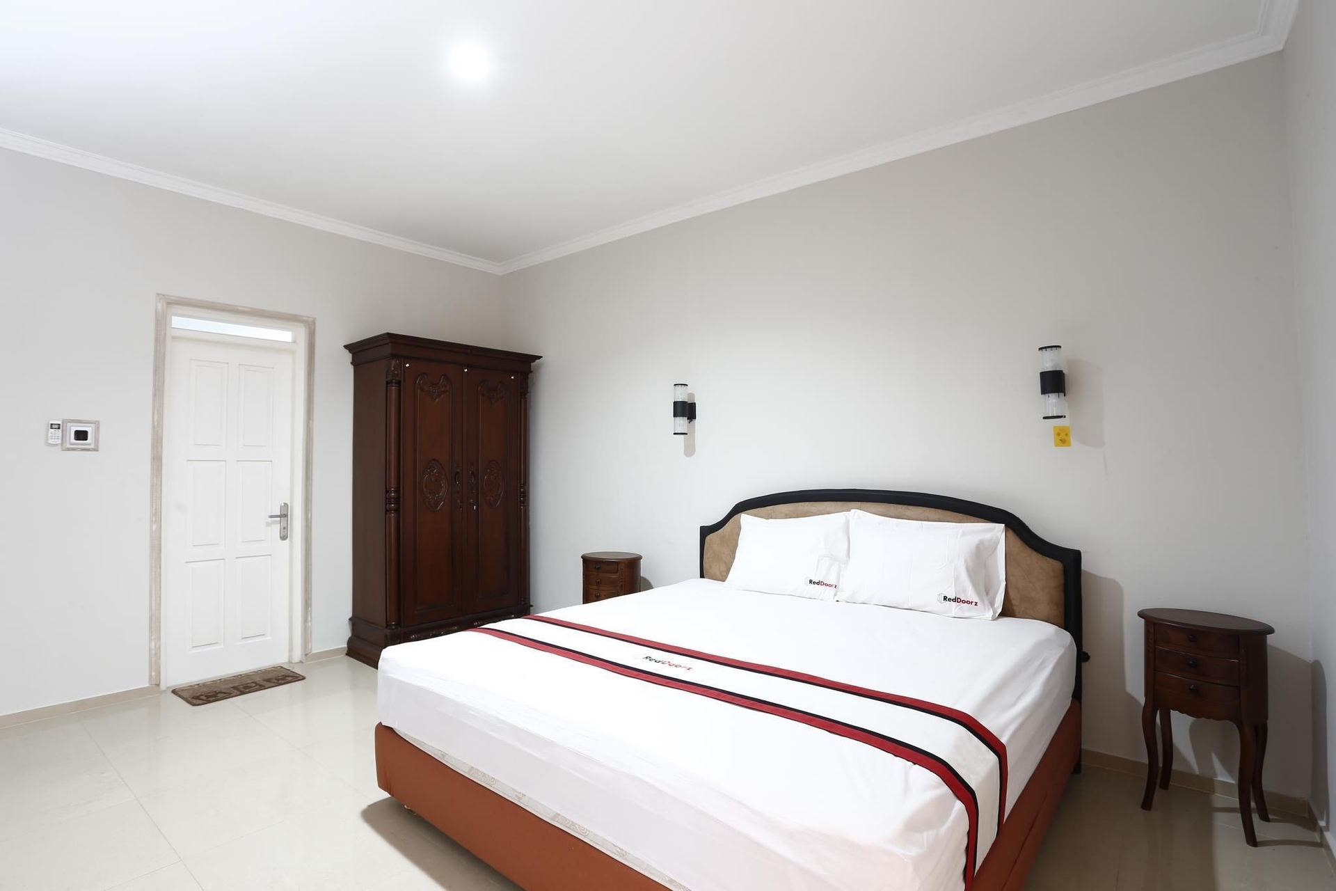 เรดดอร์ซ พลัส เนียร์ อดิสุจิปโต แอร์พอร์ต 2 (RedDoorz Plus near Adisucipto Airport 2)2