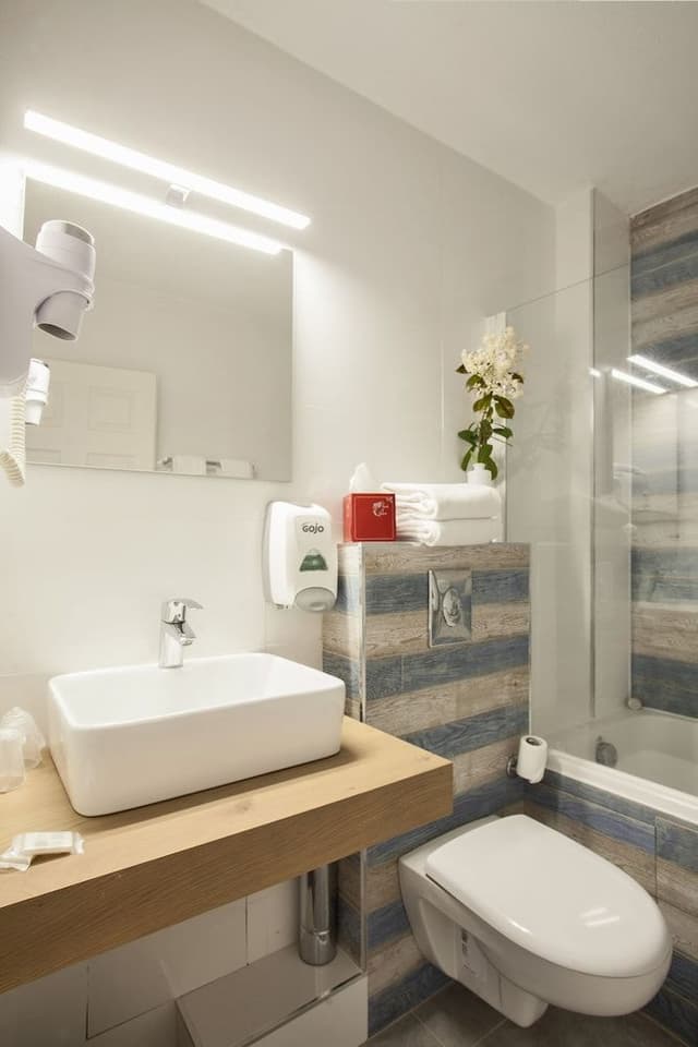 Chambre Quadruple, vue rue