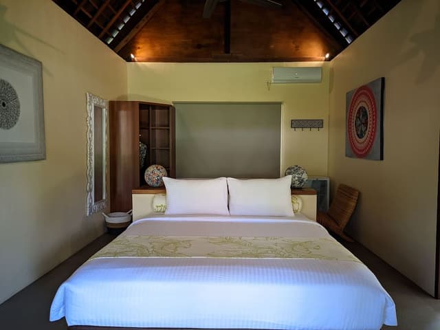 Deluxe Suite, 1 King Bed, Accessible, Pool View
