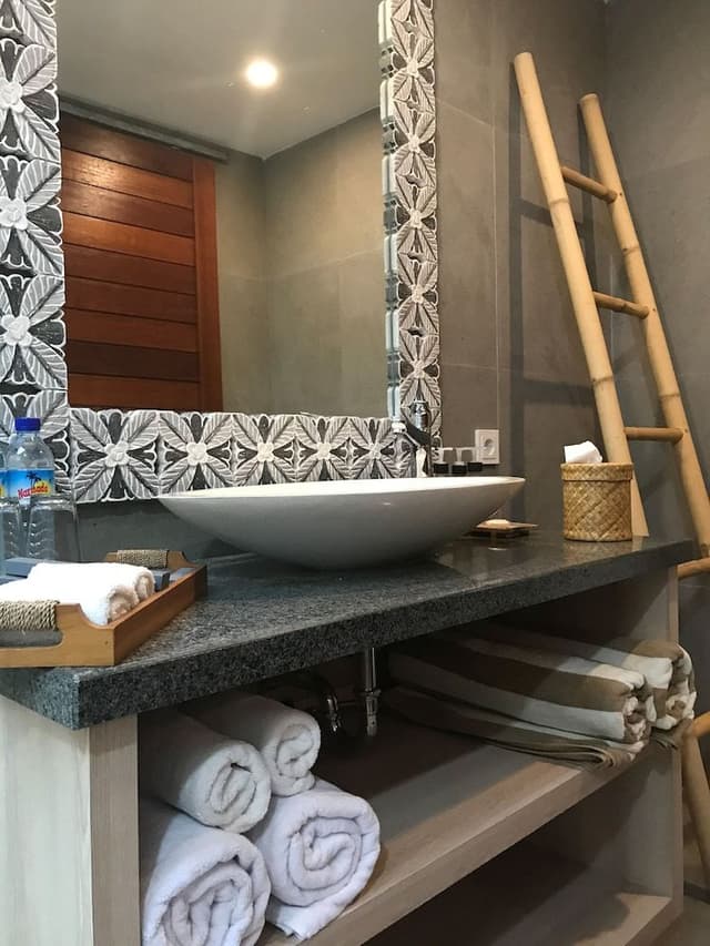 Deluxe Suite, 1 King Bed, Accessible, Pool View