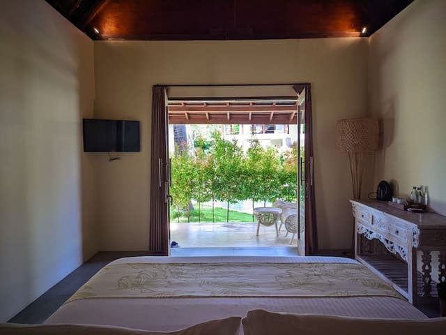 Deluxe Suite, 1 King Bed, Accessible, Pool View